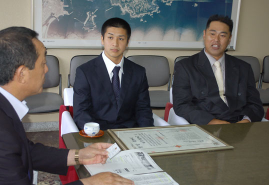 安田修町長に「日本一」を報告する原田祐光選手（中央）と山田典宏師範代（右）