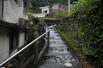 局地的な雨で大量の水が流れ込む宇津木地区の住宅路 ８日 結城豊廣さん提供