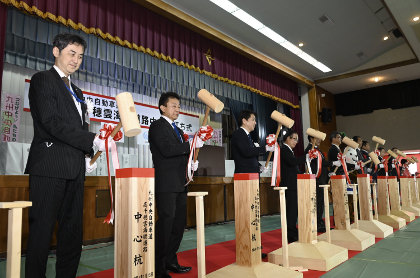 国道218号高千穂雲海橋道路の本格的な測量に向けて行われた中心杭打ち式