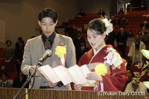 門川町の「二十歳の記念式」。「誓いのことば」を述べる様子。