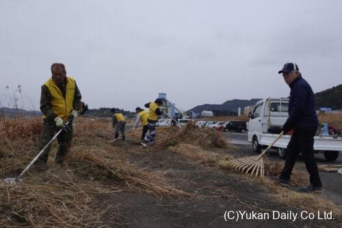 手際よく草を集める参加者