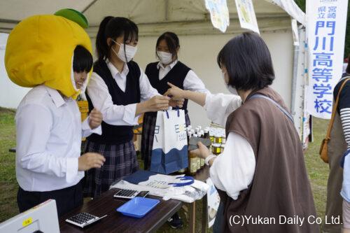 返礼品となっている門川高校の商品を販売する同校生徒