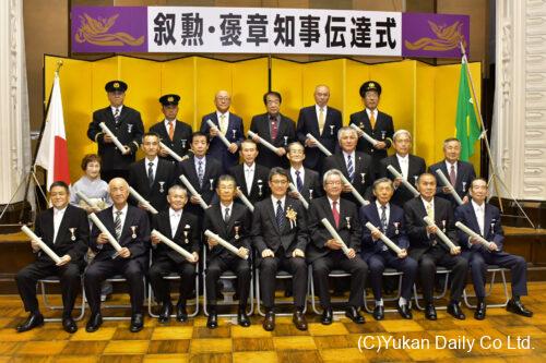 伝達式に出席した受章者ら