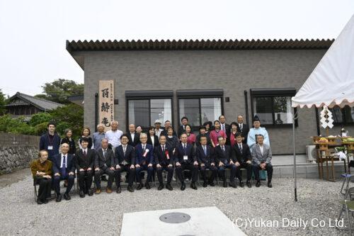 外国人自生用寄宿舎の竣工式に出席した立縫会の黒木理事長（前列中央左）ら関係者