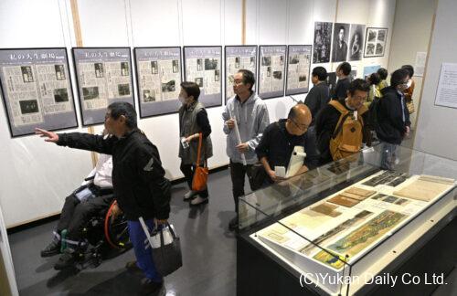１９８２年、志村さんが夕刊デイリー新聞に寄稿した当時の「私の人生劇場～志村喬」の一部も展示している