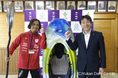 カヌーフリースタイル世界選手権大会への出場報告に訪れた倉戸さん（右）。右は甲斐町長