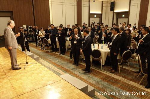 歓迎レセプションで乾杯する出席者