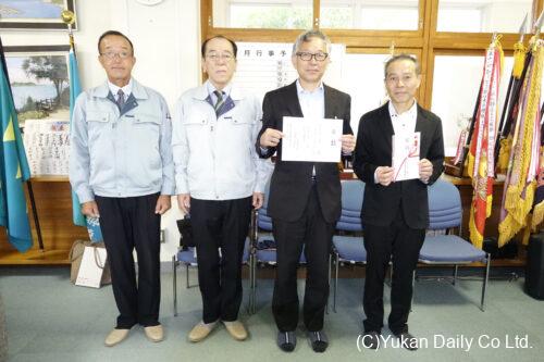 測量機器を寄贈したアースエンジニアリングの（左から）大庭営業企画課長、吉岡社長、延岡工業高校の山内校長、大﨑博志教頭