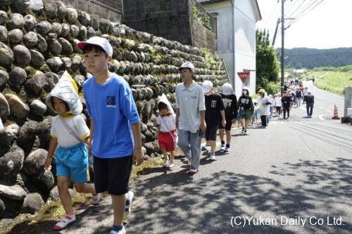 園児の手を引いて高台へと避難する川島小の児童