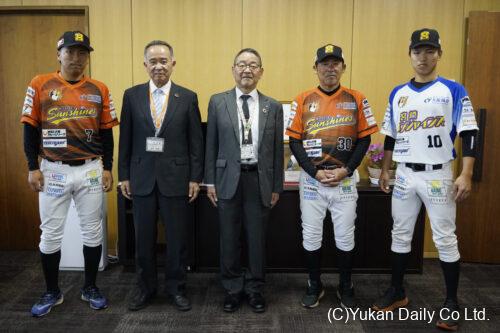山室町長（中央）を訪ねた宮崎サンシャインズの（右から）下田選手、本村監督、左端が大豊選手