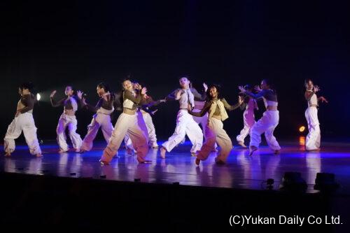 キレのあるダンスを披露