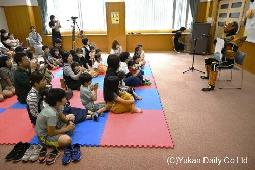 ヒムカイザーの読み聞かせに真剣に耳を傾ける子どもたち