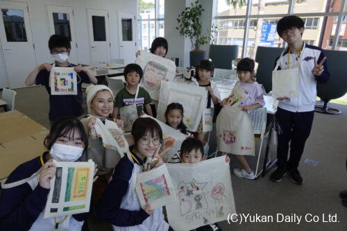 オリジナルのサコッシュなどを完成させた子どもたち