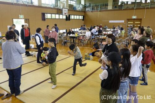 クイズなどで盛り上がった「烏岳つつじ祭り」