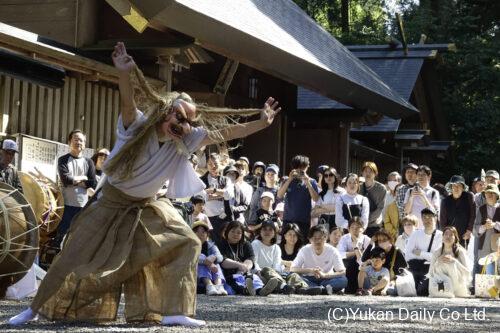 多くの見物客の前で奉納される「戸取」