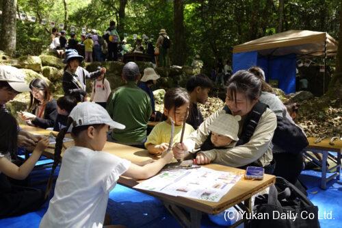 木の枝でネイチャーアート作り