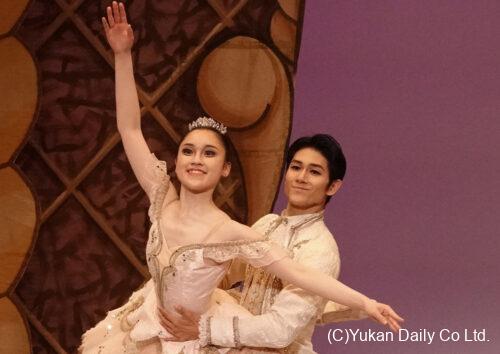 主役を務めた金丸さん（左）とゲストダンサーの石川さん