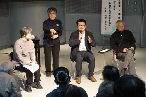 来場者からの質問に答える只野哲也さん（右から２人目）