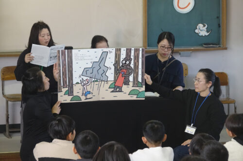 読み聞かせグループ「おはなしのへや」による「おはなし会」