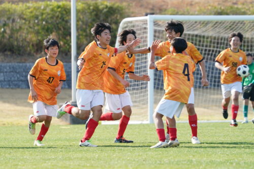 【決勝】終了間際に決勝ゴールを挙げたエスフォルソ・坂本(左から2人目)