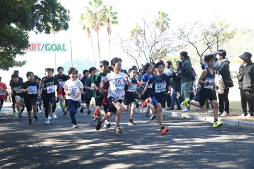 一斉にスタートする小学4~6年男子の選手たち
