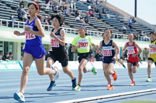 小学女子800m。先頭を争う選手たち