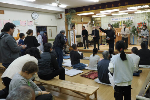 にぎわった餅まき