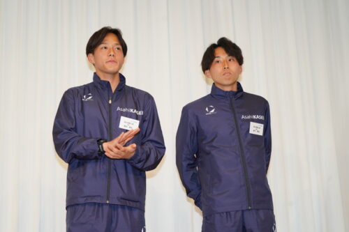 紹介された塩出選手(左)と森下選手