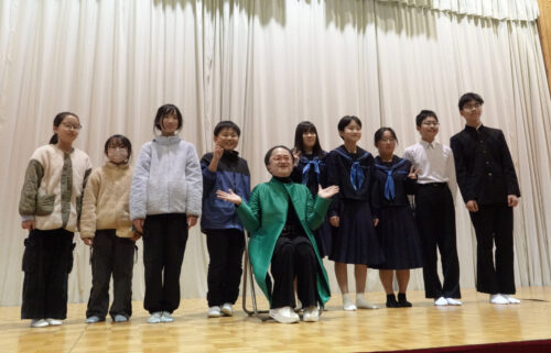 米良さんや児童生徒らで記念撮影