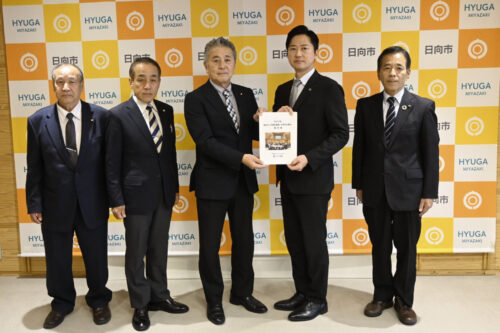 西村市長に「高校生と市議会議員との意見交換会」の報告書を手渡す日髙議長ら