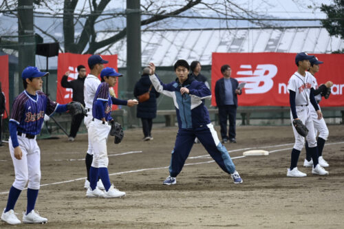 母校のグラウンドで中学生球児を指導する青木宣親さん