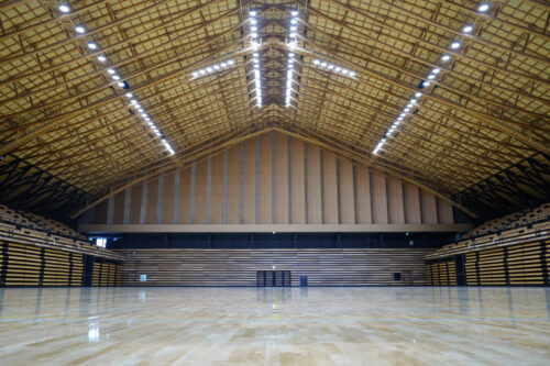 県産スギ材を使用したメインアリーナ