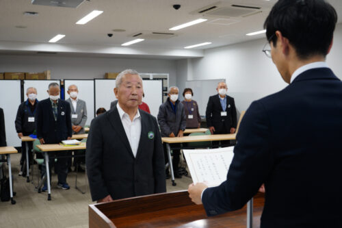 交通指導員の依頼書を受け取り、代表で決意表明する大野さん