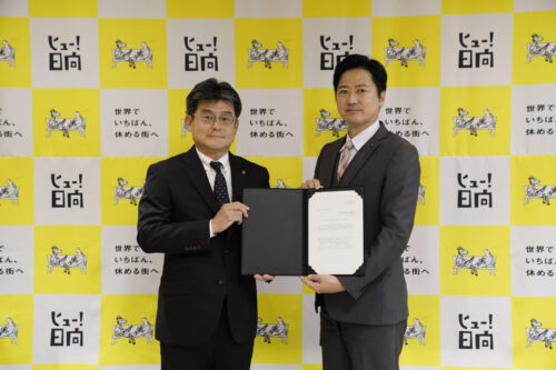 西村市長に答申書を手渡す安藤会長