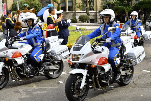 パトロールに出発する交通指導取締隊