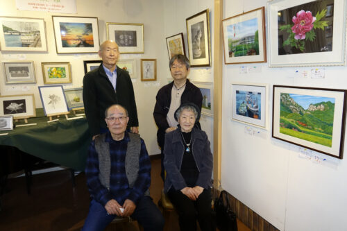 鉛筆画や水彩画など個性あふれる力作が並ぶ