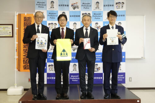 延岡警察署であった「西の丸による贈呈式。(左から)交通安全協会の牛島会長、髙森教育長、西谷社長、寺田署長