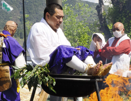 湯釜に入って荒行を行う桑井住職