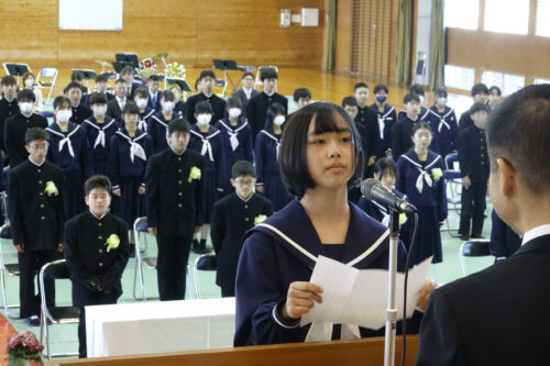 新入生を代表して誓いの言葉を述べる