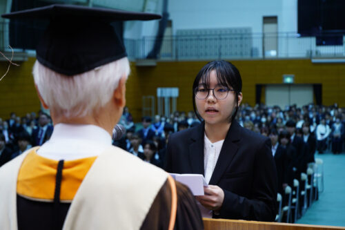 入学生を代表して宣誓に立つ與儀蒼さん
